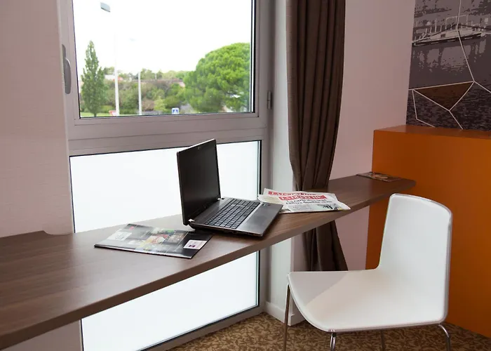 Brit Toulouse - L'esplanade Отель Коломье